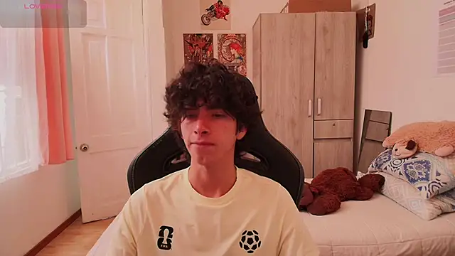 Nude Boy18 online show from April 25, 8:17 pm