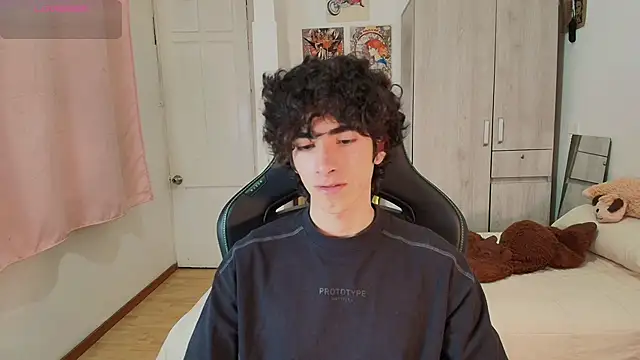 Nude Boy18 online show from April 27, 11:32 pm