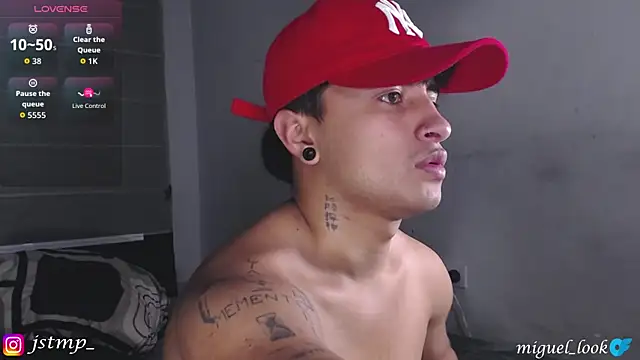 Snapshot of boylatin_7 chatting on October 2, 3:32 am boylatin 7 online show from October 2, 3:32 am