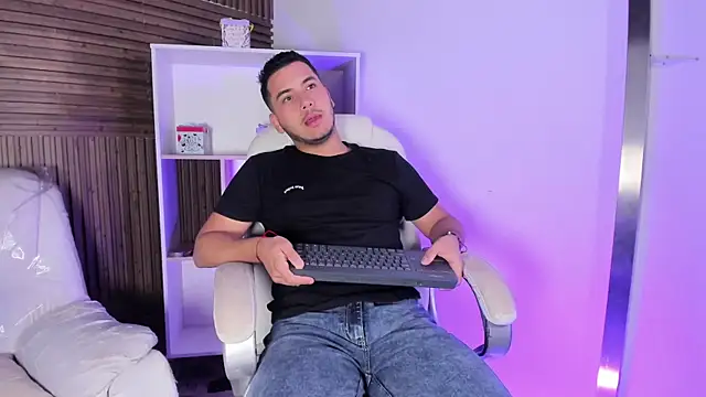 Snapshot of Axel_grey_ chatting on October 22, 12:20 pm Axel grey online show from October 22, 12:20 pm