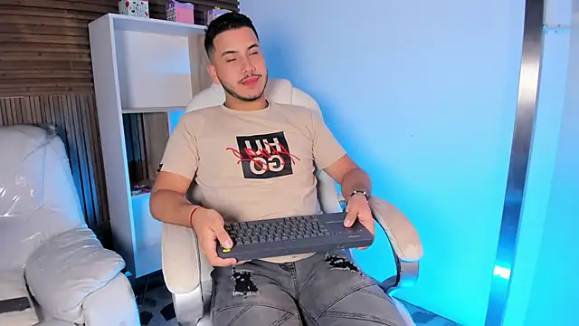 Snapshot of Axel_grey_ chatting on September 19, 12:27 pm Axel grey online show from September 19, 12:27 pm