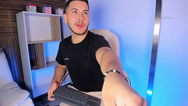 Snapshot of Axel_grey_ chatting on September 20, 12:38 pm Axel grey online show from September 20, 12:38 pm