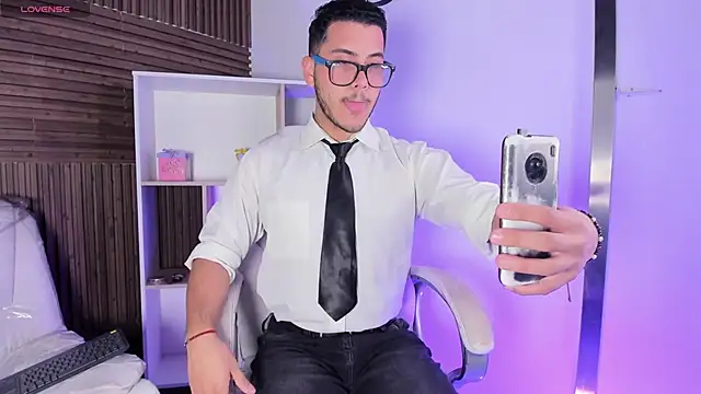 Snapshot of Axel_grey_ chatting on October 31, 12:41 pm Axel grey online show from October 31, 12:41 pm