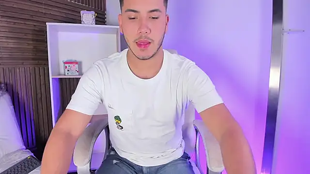 Snapshot of Axel_grey_ chatting on October 21, 12:19 pm Axel grey online show from October 21, 12:19 pm