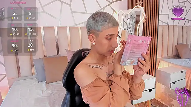 CYRUS TAY online show from April 27, 12:02 pm