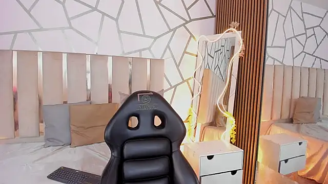 CYRUS TAY online show from April 28, 12:10 pm