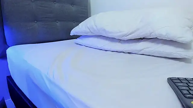 Tylerffoxx online show from November 3, 9:27 pm