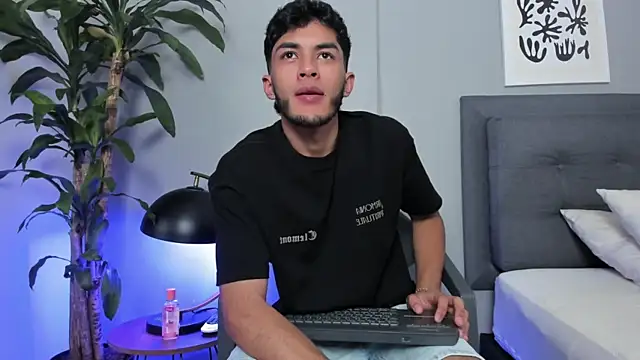 Tylerffoxx online show from April 25, 9:34 pm