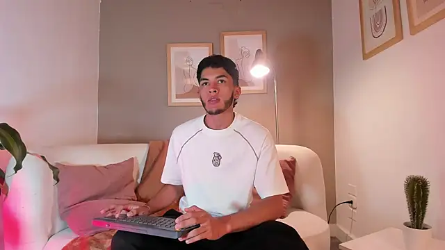 Tylerffoxx online show from May 8, 9:26 pm