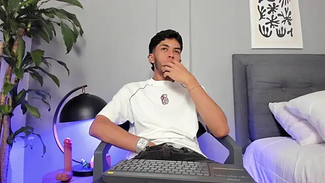 Tylerffoxx online show from June 26, 11:07 pm
