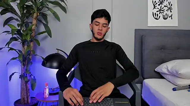Tylerffoxx online show from May 4, 8:43 pm