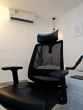 Snapshot of damian_bull chatting on October 17, 7:18 pm damian bull online show from October 17, 7:18 pm