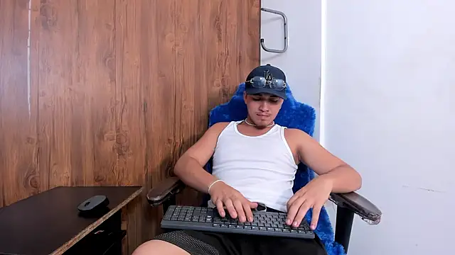 Snapshot of juanmechanic_ chatting on October 5, 3:54 am juanmechanic online show from October 5, 3:54 am