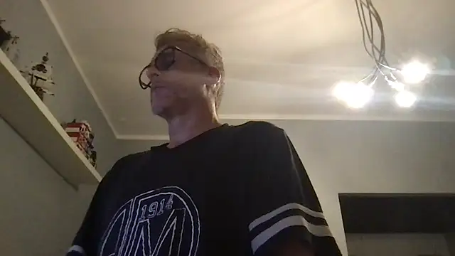 Axl hot online show from June 9, 7:59 pm