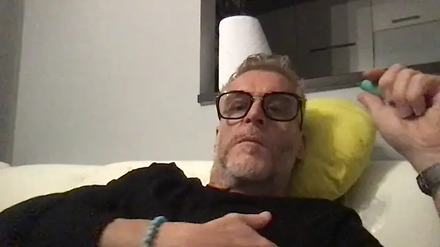 Axl hot online show from April 27, 8:58 pm