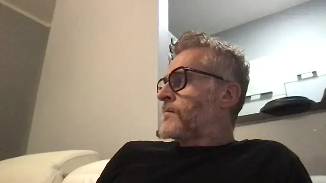 Axl hot online show from April 21, 5:41 pm