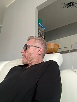 Axl hot online show from March 6, 12:57 pm