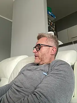 Axl hot online show from March 7, 4:05 pm