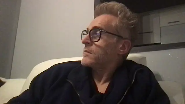 Axl hot online show from February 5, 12:17 am