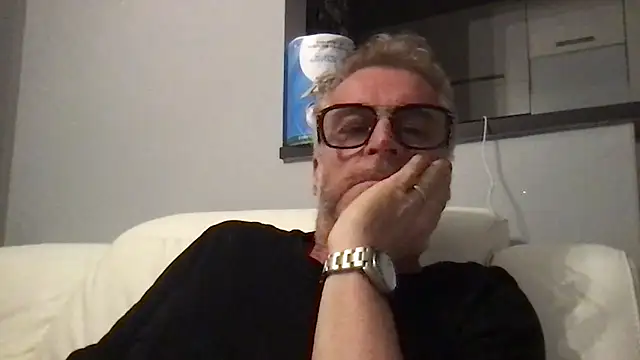 Axl hot online show from April 22, 8:57 pm