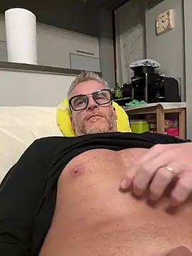 Axl hot online show from April 28, 9:19 pm