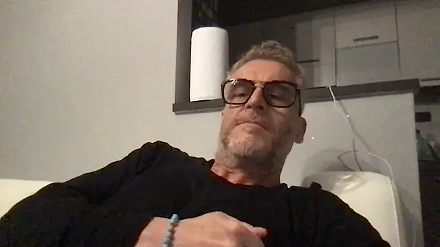 Axl hot online show from April 30, 8:57 pm