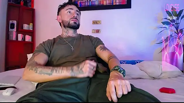 Edwardjonnes online show from April 8, 3:18 am