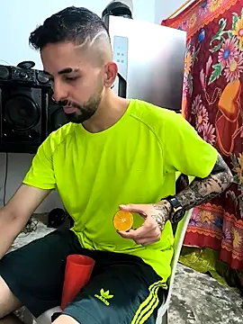 Snapshot of giannis090 chatting on November 1, 10:25 pm giannis090 online show from November 1, 10:25 pm