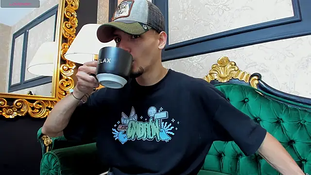 AlessandroKiing online show from April 22, 7:40 pm