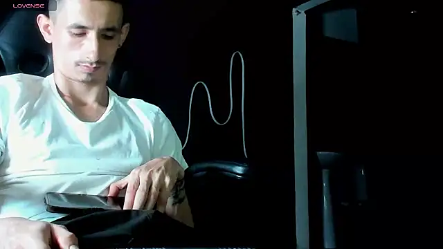 Snapshot of Damartinez27 chatting on September 23, 9:25 pm Damartinez27 online show from September 23, 9:25 pm