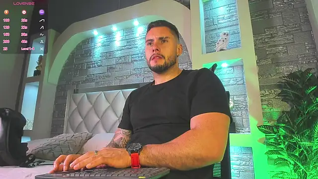 Snapshot of dominic_de_luca chatting on October 13, 12:38 am dominic de luca online show from October 13, 12:38 am