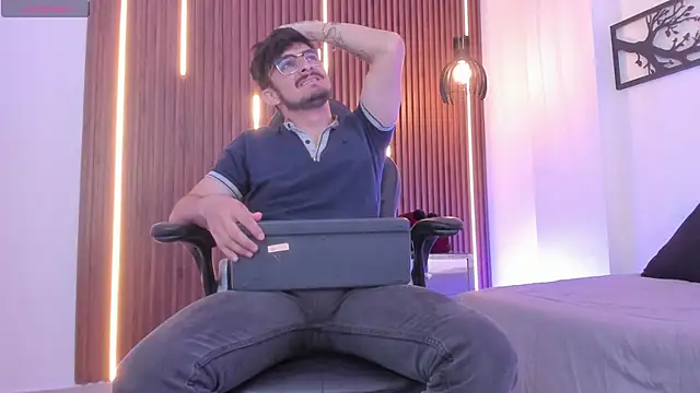 Snapshot of AaronFuentes7 chatting on September 27, 7:34 pm AaronFuentes7 online show from September 27, 7:34 pm