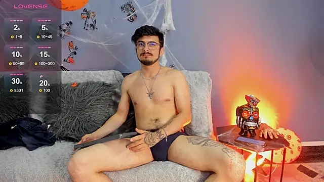 Snapshot of AaronFuentes7 chatting on October 12, 8:14 pm AaronFuentes7 online show from October 12, 8:14 pm