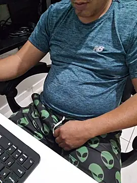 Snapshot of Carloskasado chatting on October 28, 12:02 am Carloskasado online show from October 28, 12:02 am