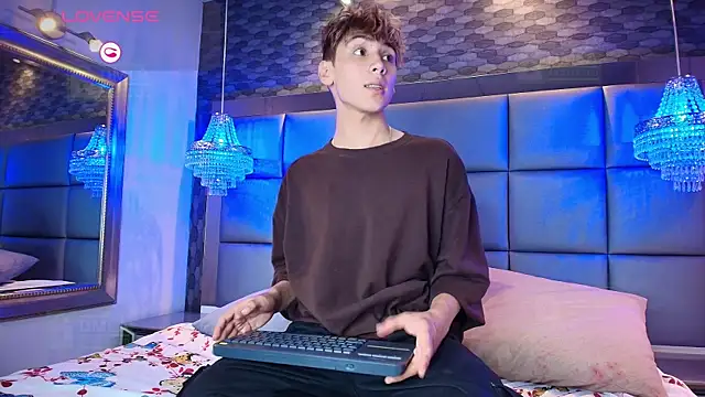 Twinkie Hung online show from September 18, 9:28 pm