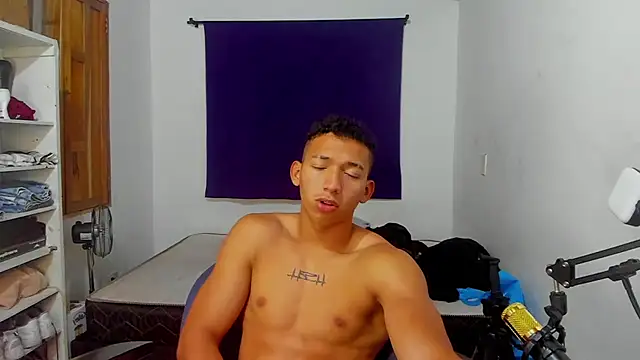 Snapshot of JuanchiT66 chatting on October 4, 2:38 am JuanchiT66 online show from October 4, 2:38 am