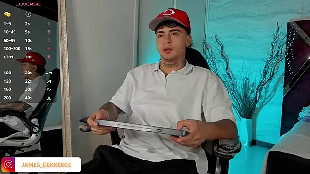 Snapshot of JamesDeker chatting on October 9, 8:14 pm JamesDeker online show from October 9, 8:14 pm