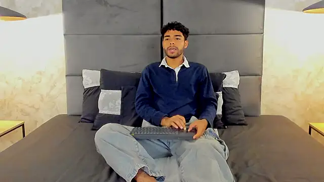Snapshot of RaphaelDufort chatting on October 1, 12:03 am RaphaelDufort online show from October 1, 12:03 am