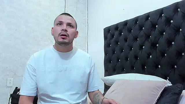 Snapshot of AndresSterling_ chatting on October 6, 11:09 pm AndresSterling online show from October 6, 11:09 pm