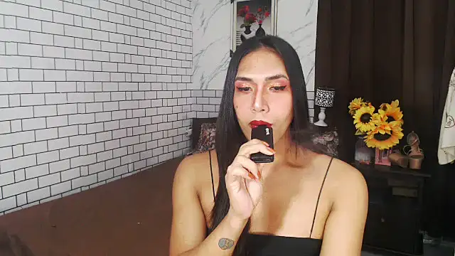 Snapshot of Latinahugecock chatting on October 6, 3:17 pm Latinahugecock online show from October 6, 3:17 pm