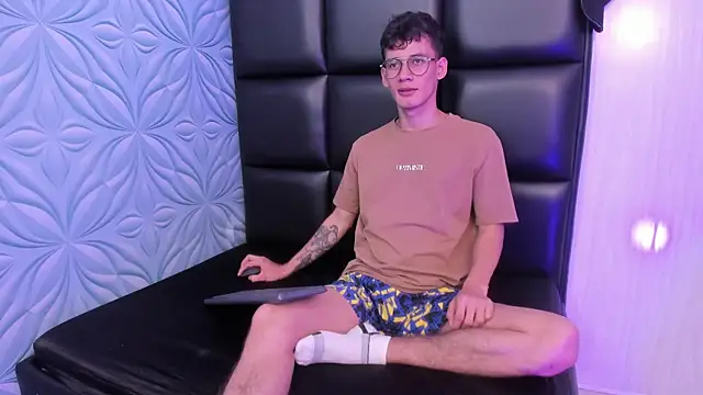 Snapshot of LittleMax23 chatting on October 2, 12:09 pm LittleMax23 online show from October 2, 12:09 pm