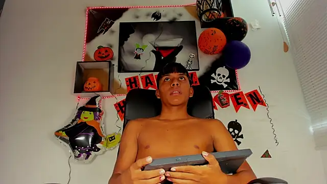 Snapshot of tyler_twink_boy chatting on October 27, 2:30 pm tyler twink boy online show from October 27, 2:30 pm