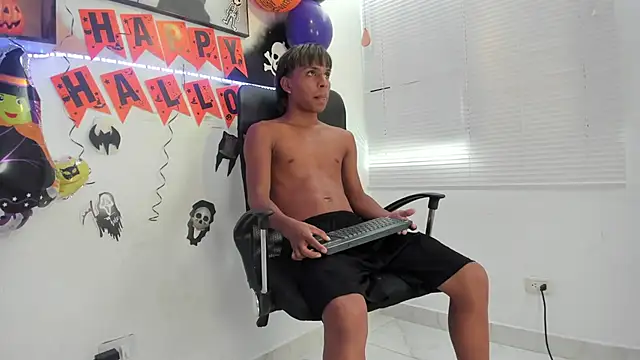 Snapshot of tyler_twink_boy chatting on October 22, 1:37 pm tyler twink boy online show from October 22, 1:37 pm