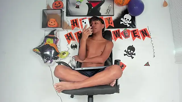 Snapshot of tyler_twink_boy chatting on October 24, 1:57 pm tyler twink boy online show from October 24, 1:57 pm