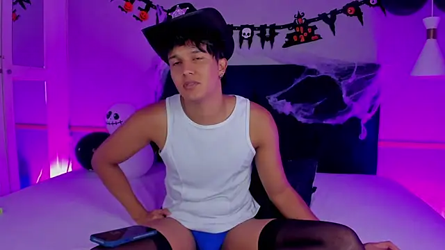 Snapshot of Leo_Savage_ chatting on October 18, 4:50 am Leo Savage online show from October 18, 4:50 am