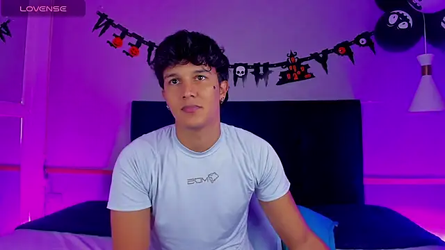 Snapshot of Leo_Savage_ chatting on October 24, 3:52 am Leo Savage online show from October 24, 3:52 am