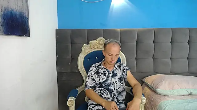 Snapshot of DaddyPoweer chatting on October 12, 3:33 am DaddyPoweer online show from October 12, 3:33 am