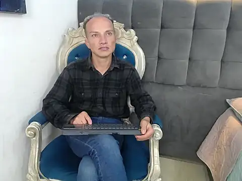 Snapshot of DaddyPoweer chatting on October 15, 12:29 am DaddyPoweer online show from October 15, 12:29 am