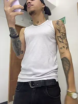 Snapshot of AlphaMasterXxx chatting on October 23, 8:40 am AlphaMasterXxx online show from October 23, 8:40 am