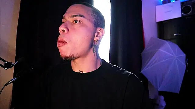 Snapshot of AlphaMasterXxx chatting on October 25, 11:56 am AlphaMasterXxx online show from October 25, 11:56 am